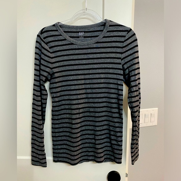 Women’s Gap long sleeve shirt. Super soft and in great condition! Size: Medium - Picture 1 of 3
